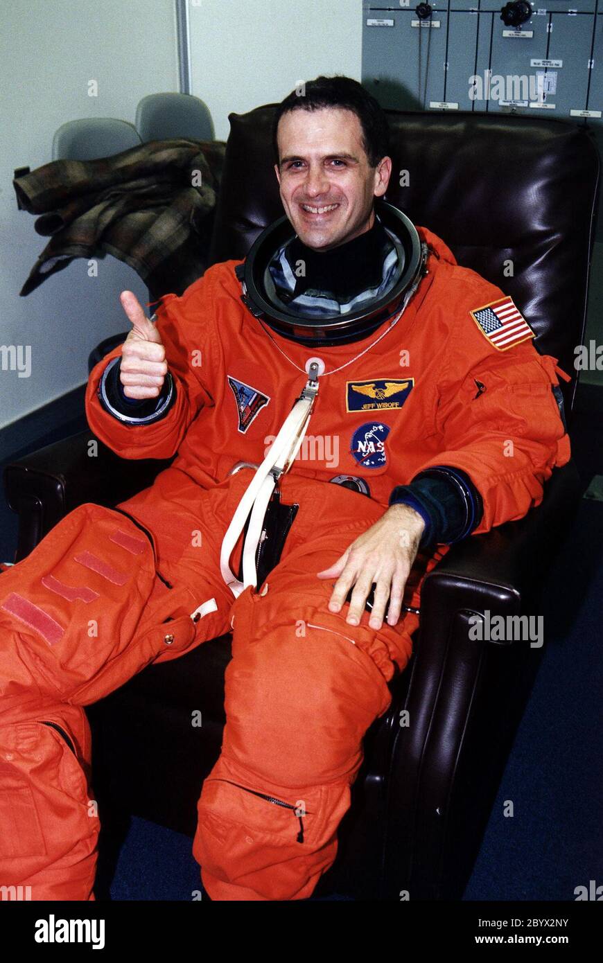STS-81 Mission Specialist Peter J. K. 'Jeff' Wisoff bereitet sich auf das fünfte Shuttlemir Docking vor, während er im Operations and Checkout (O&C) Building darauf wartet, dass die Operation ihn in seinen Start/Entry-Anzug einpassen wird. Er führte einen Spacewalk auf seiner ersten Shuttle-Mission, STS57 und hat einen Doktortitel in angewandter Physik mit Schwerpunkt auf Laser und Halbleitermaterialien. Er und fünf Besatzungsmitglieder werden in Kürze das O&C verlassen und sich auf den Launch Pad 39B begeben, wo das Space Shuttle Atlantis während eines 7-minütigen Fensters abhebt, das um 4:27 Uhr EST, Januar 12, öffnet Stockfoto
