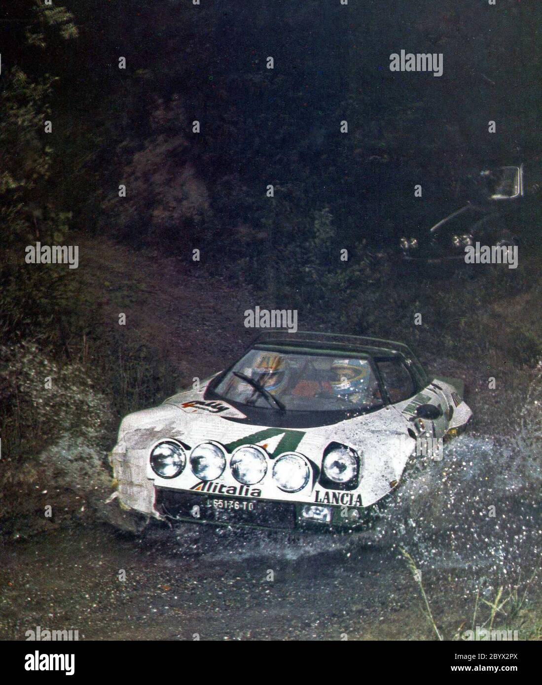Der italienische Rallyefahrer Sandro Munari und sein Beifahrer Mario Mannucci auf ihrem Lancia Stratos HF (Gruppe 4) sponserten Alitalia, das siegreiche Auto, auch wenn es beschädigt war, in der Rallye 4 Regionen 1975 ca. Mai 1975 Stockfoto