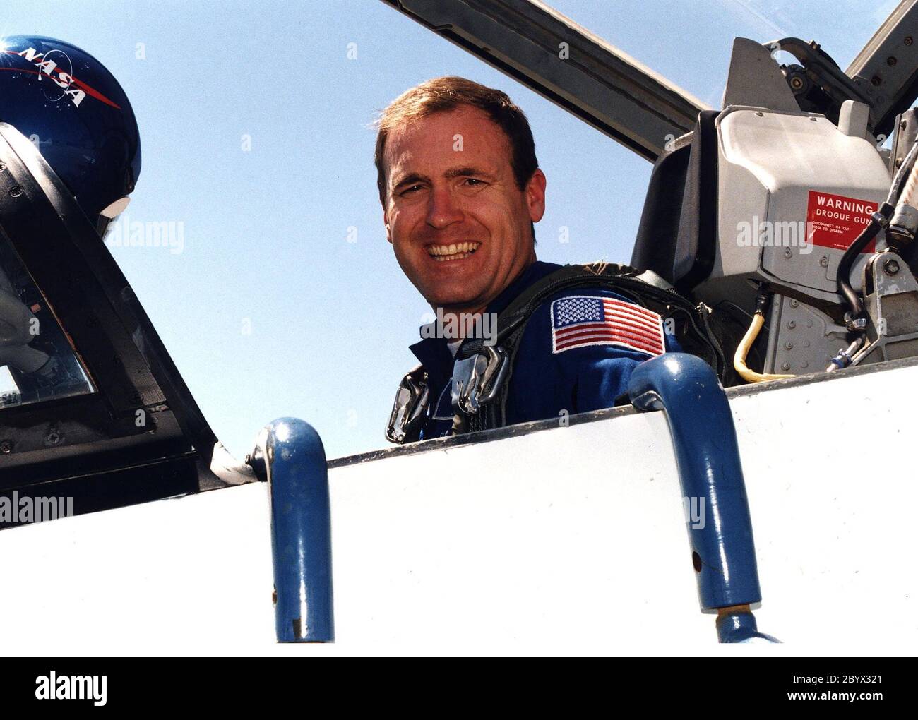 STS-83 Mission Commander James D. Halsell, Jr. kommt an Bord einer T-38 vor dem Start von Columbia an der Shuttle Landing Facility des Kennedy Space Centers an Stockfoto