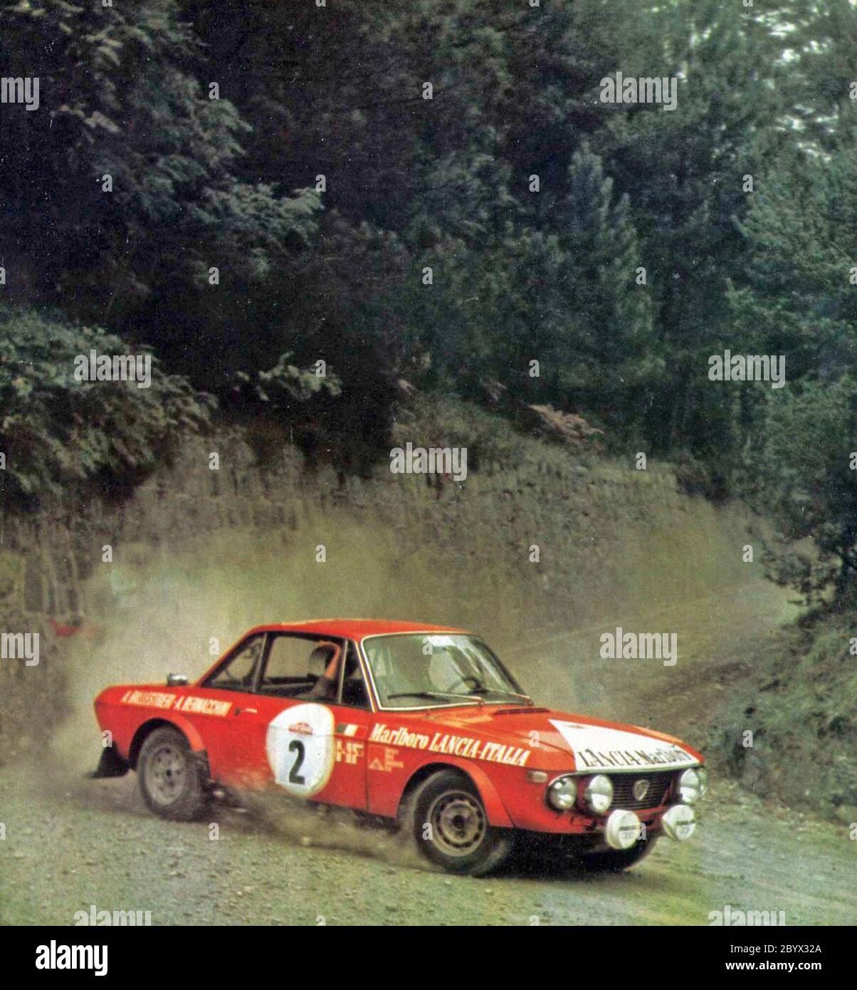 Der italienische Rallyefahrer Amilcare Ballestrieri und sein Beifahrer Mario Bernacchini auf einem Lancia Fulvia 1.6 Coupe HF (Gruppe 4) sponserten Marlboro auf der Rallye Sanremo Ca. 1972. Oktober 1972 Stockfoto