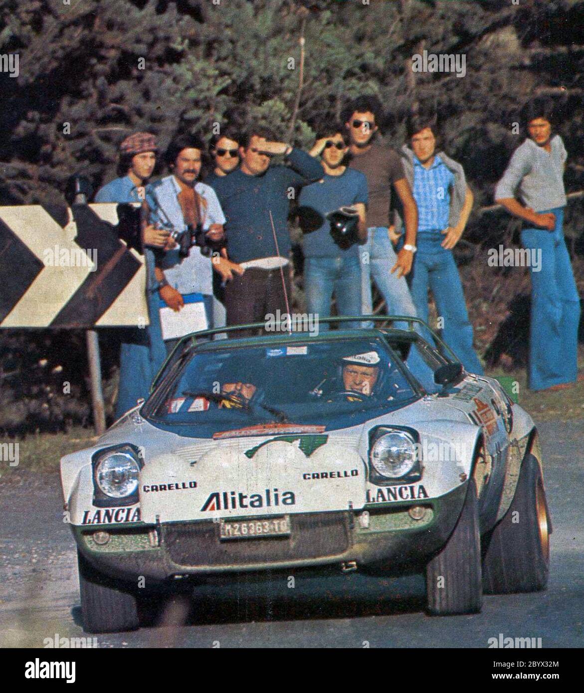 Björn Waldegård und Co-Pilot Hans Thorszelius beim Gegensteuern auf einem Lancia Stratos HF (Gruppe 4) sponserten Alitalia bei der Rallye Sanremo 1975. Stockfoto