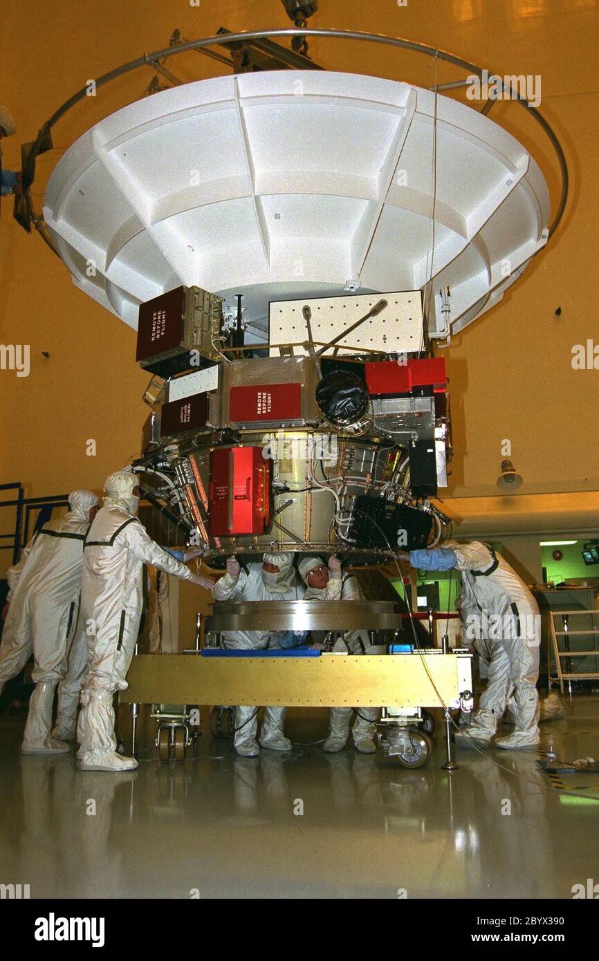 Techniker des Jet Propulsion Laboratory (JPL) reinigen und bereiten das obere Geräemodul für die Verbindung mit dem Antriebsmodulsubsystem des Cassini-Orbiters in der Payload Hazardous Servicing Facility bei KSC im Juli vor. Die Cassini-Mission, eine vierjährige Nahaufnahme des Saturnsystems, soll im Oktober 1997 von der Cape Canaveral Air Station starten. Es wird sieben Jahre dauern, bis die Raumsonde den Saturn erreicht. Wissenschaftliche Instrumente, die an Bord der Raumsonde getragen werden, werden die Atmosphäre, das Magnetfeld, Ringe und mehrere Monde des Saturns untersuchen. JPL leitet das Cassini-Projekt für Stockfoto