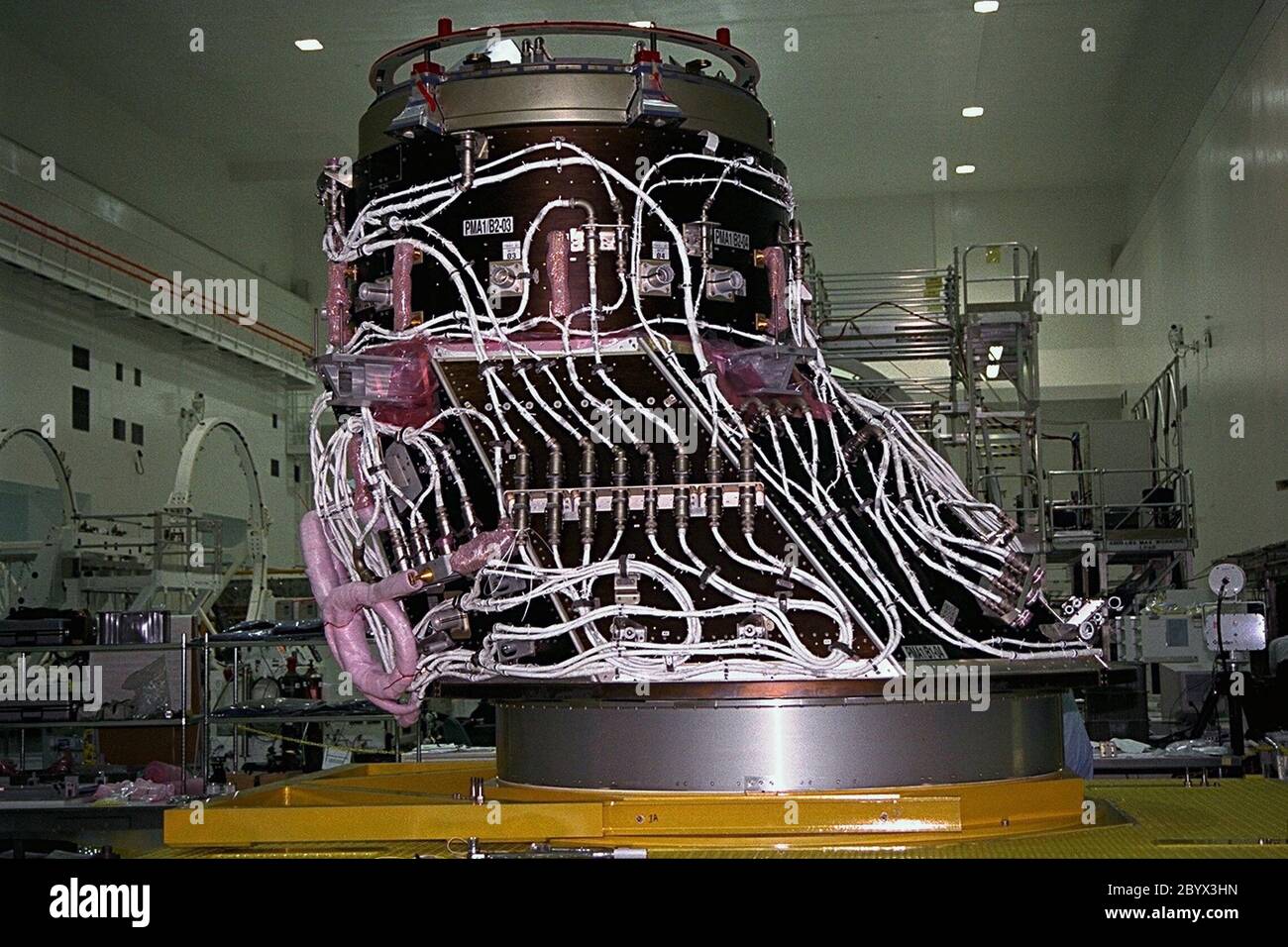 KENNEDY SPACE CENTER, FLORIDA. -- der unter Druck stehende Adapter-1 (PMA-1), der auf der Space Shuttle Mission STS-88 fliegen soll, wird in der Space Station Processing Facility (SSPF) bearbeitet. Ein PMA ist ein kegelförmiger Verbinder, der während der Bodenbearbeitung an Node 1, dem strukturellen Baustein der Raumstation, befestigt wird. STS-88 ist der erste Montageflug der Internationalen Raumstation. Stockfoto