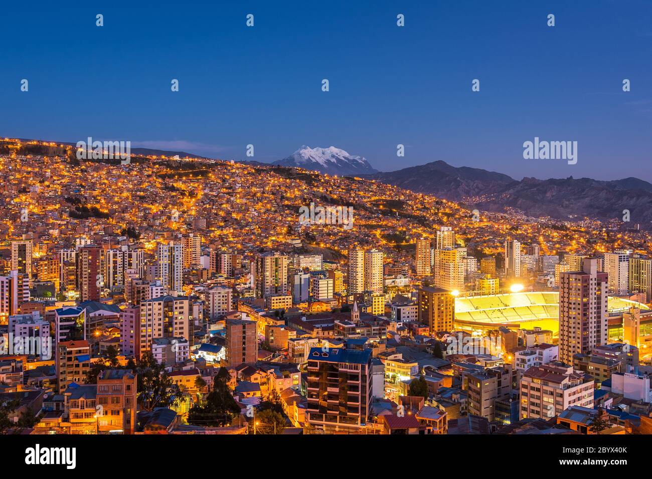 Panoramablick auf La Paz mit Stadtbild und Illimani-Berg bei Nacht in La Paz, Bolivien, Südamerika. Stockfoto