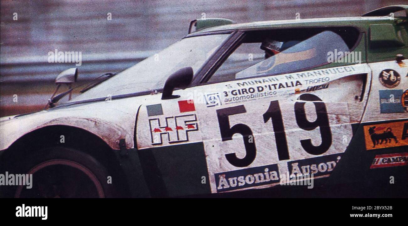 Der italienische Fahrer Sandro Munari in einem Lancia Stratos Turbo sponserte Alitalia bei der Automotive Tour of Italy 1975. Stockfoto