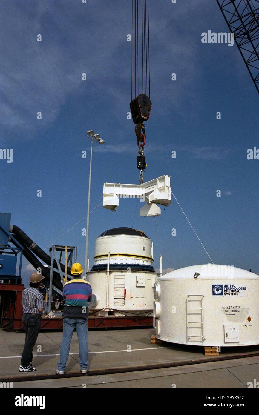 Die dritte Stufe der Lockheed Martin Athena-Trägerrakete kommt am Launch Complex 46 in der Cape Canaveral Air Station an, bevor sie auf die zweite Stufe getaktet wird. Die Schutzabdeckung für einen sicheren Transport wird entfernt, bevor die dritte Stufe auf der Startfläche angehoben wird. Athena soll die Mondsondensonde für eine 18-monatige Mission tragen, die den Mond der Erde umkreisen wird, um Daten von der Mondoberfläche zu sammeln. Wissenschaftliche Experimente, die vom Prospector durchgeführt werden, schließen das Auffinden von Wassereis ein, das in der Nähe der Mondpole existieren kann, und sammeln Daten, um die Evolution der zu verstehen Stockfoto
