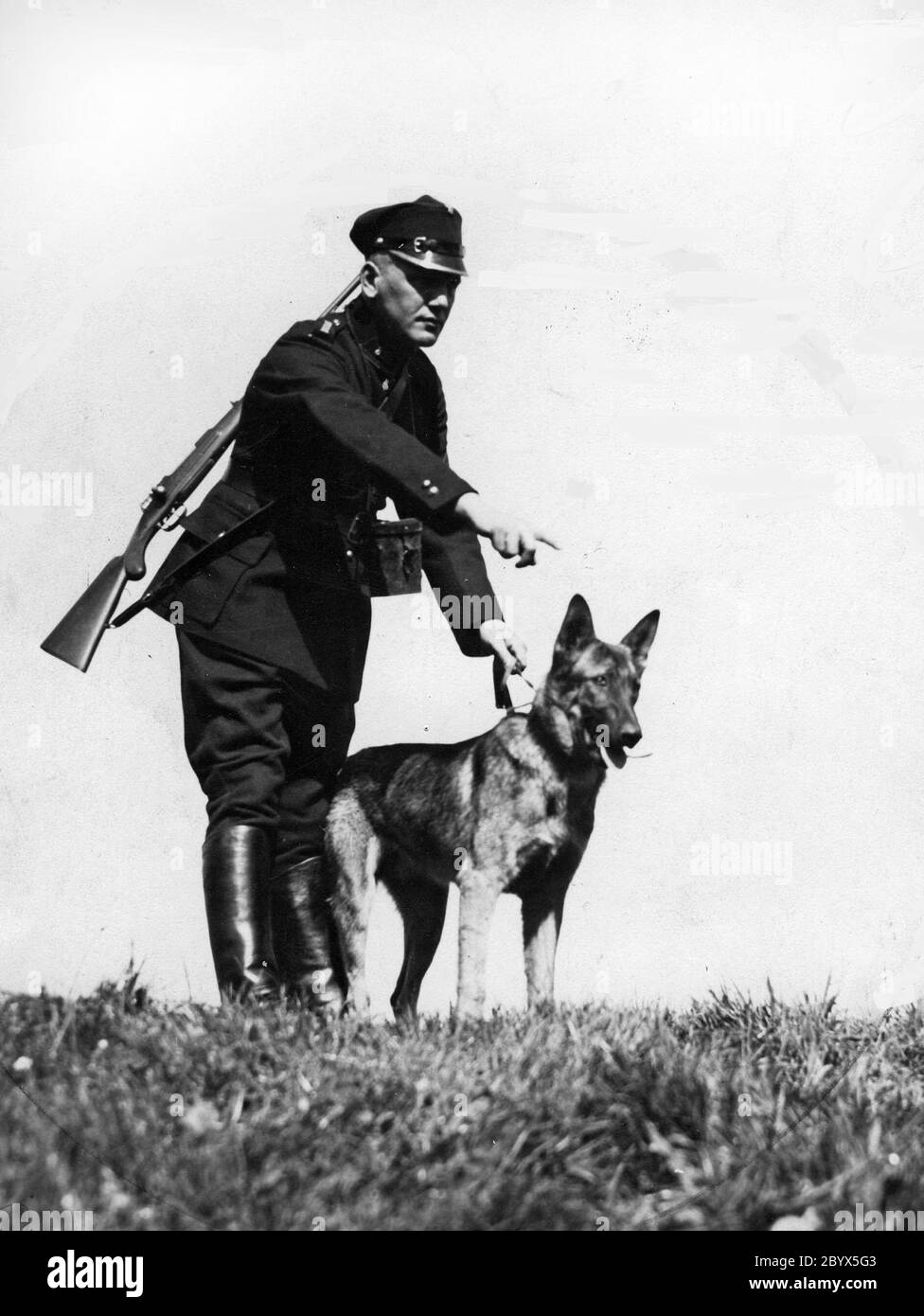 Zollwache auf Patrouille mit seinem Schäferhund ca. 1923-1927 Stockfoto