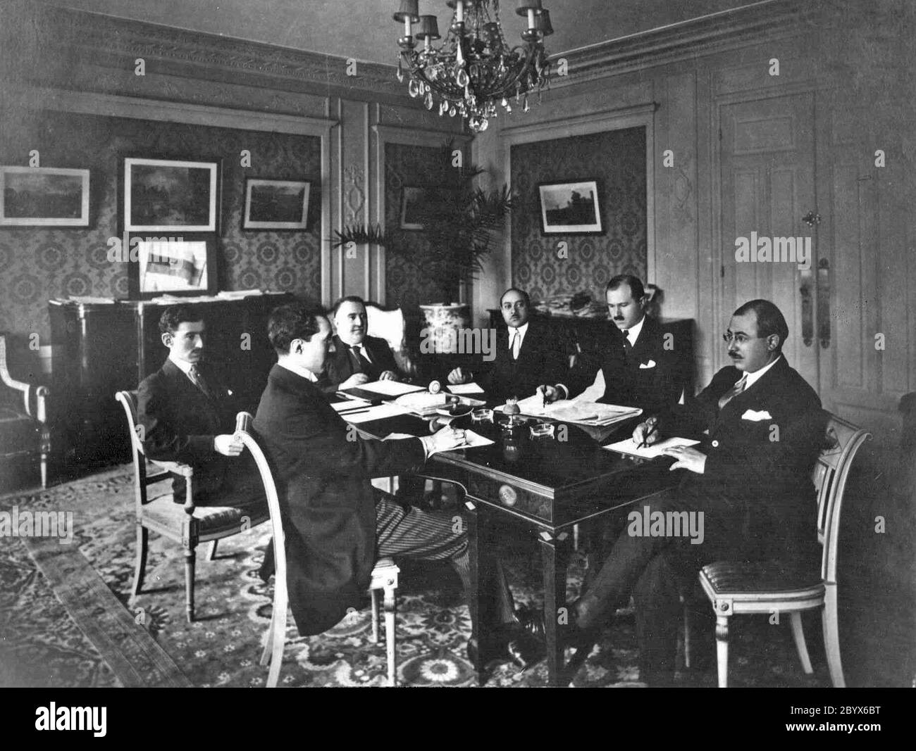 Delegation der Demokratischen Republik Aserbaidschan in Hôtel Claridge Avenue des Champs-Élysées während der Pariser Friedenskonferenz ca. 1919 Stockfoto