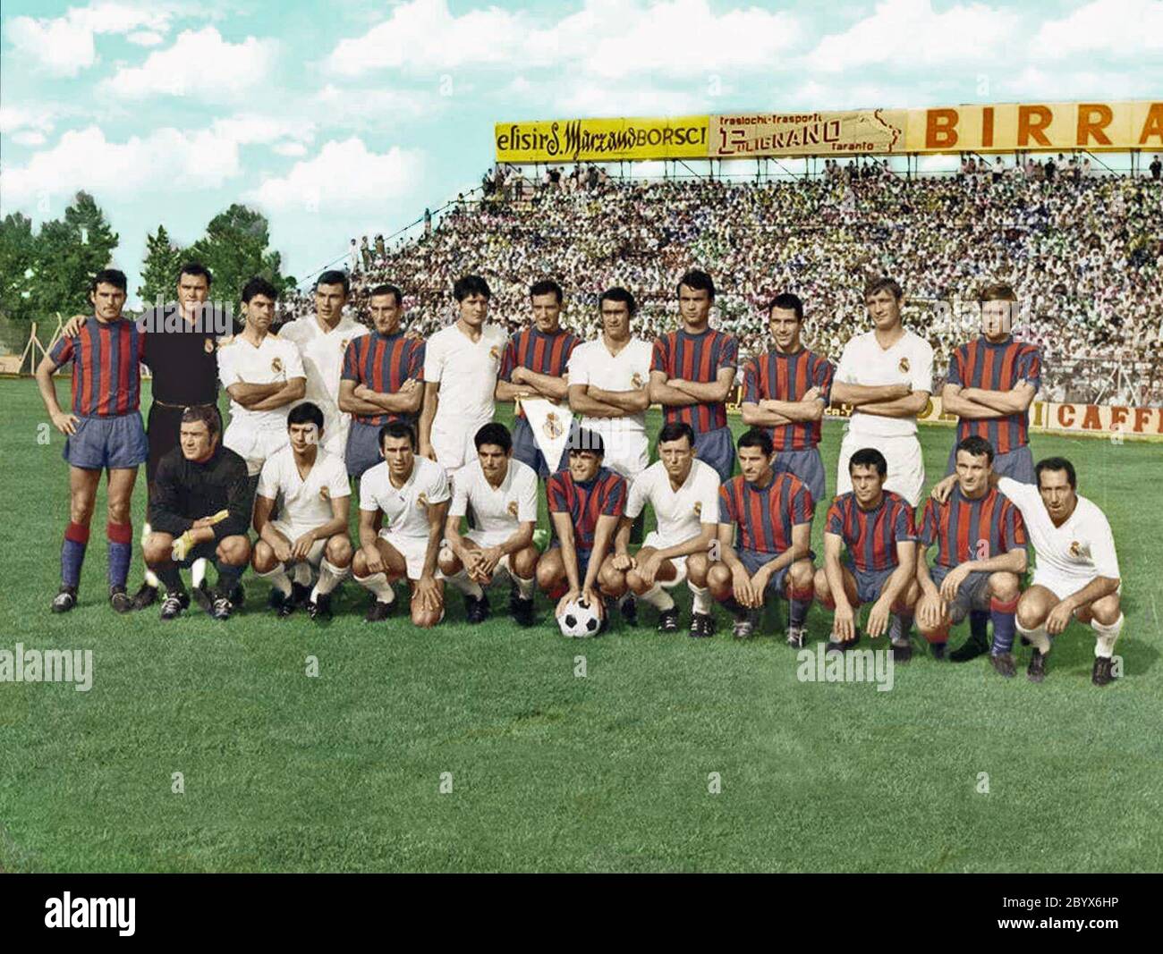 Taranto (Italien), Salinella-Stadion, 8. September 1968. Eine gemischte Fotogruppe vor dem Start eines Freundschaftsspiel zwischen A.S. Taranto und Real Madrid C.F. Stockfoto