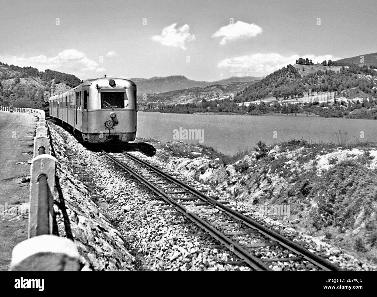 Ein Zug der DMU-801 in Richtung Süden fährt entlang des Südufers des Jablanica Reservoirs Ca. 1965 Stockfoto
