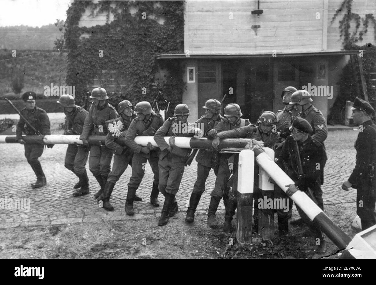 Die Polizei und Zollbeamte der Freien Stadt Danzig reagieren am 1. September 1939 nach der Entfernung des polnischen Grenzübergangs in Sopot Stockfoto