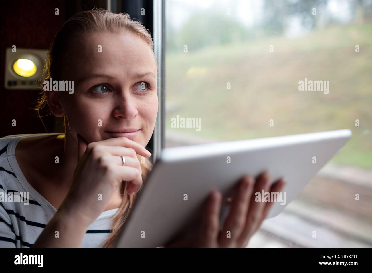 Lächelnde junge Frau mit dem Zug reisen Stockfoto