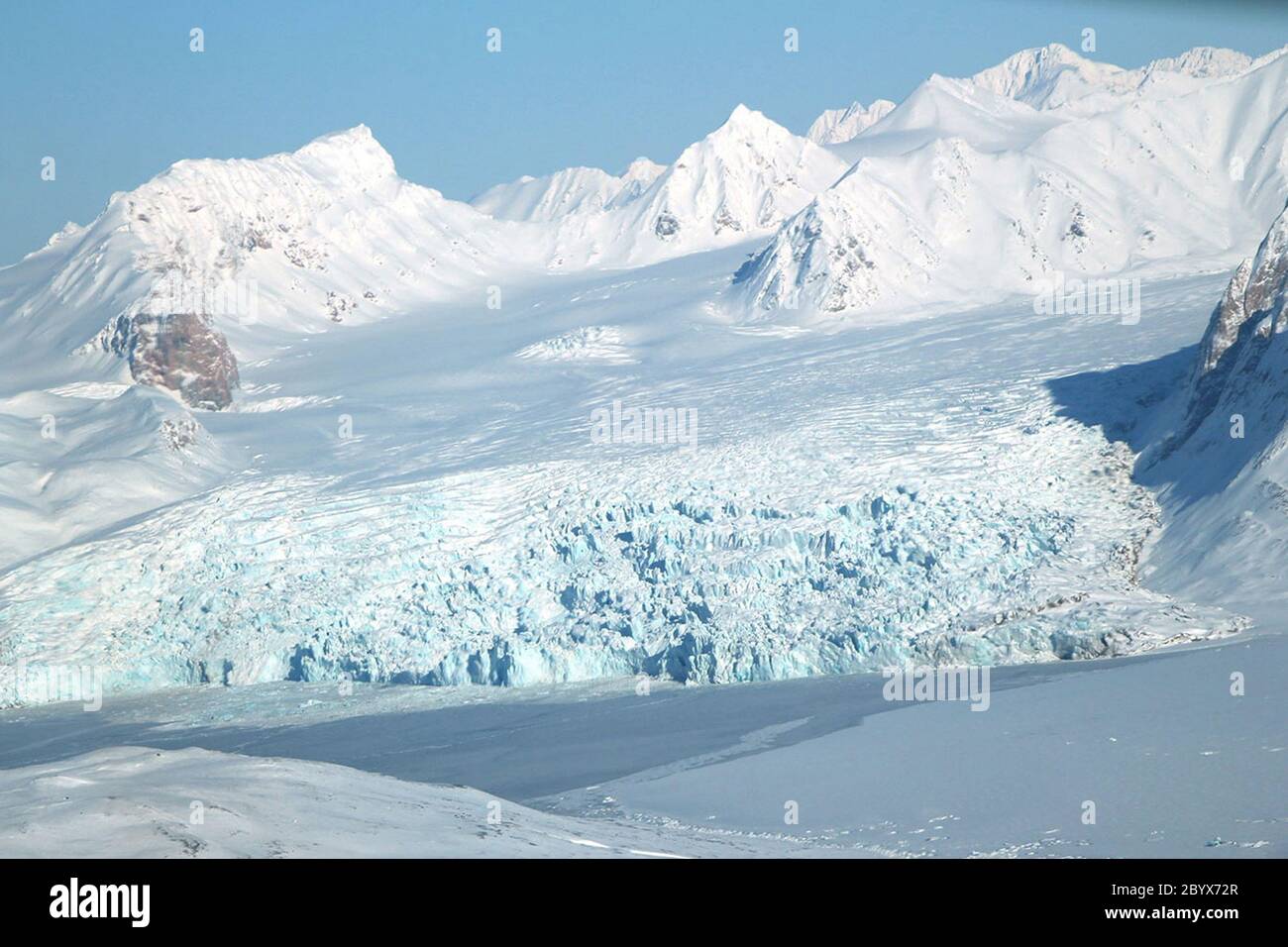 Juni 2020. Ansicht eines kleinen Gletschers in der arktischen Region des norwegischen Archipels Spitzbergen, fotografiert vom Airborne Tropical Tropopause Experiment (ATTREX) der NASA. Es ist eine der sieben Regionen, in denen der Eisverlust sich beschleunigt und die Ausbeutung der Süßwasserressourcen verursacht. Eine neue Studie zeigt, dass sieben Regionen, die die globalen Eismassenverluste dominieren, mit einer beschleunigten Geschwindigkeit schmelzen und die beschleunigte Schmelzegeschwindigkeit die Süßwasserressourcen erschöpft, von denen Millionen von Menschen abhängig sind. Quelle: UPI/Alamy Live News Stockfoto