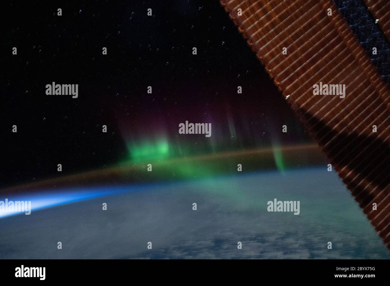 Juni 2020. Wie ein Hauch von elektrischem grünem Rauch kreuzt sich die aurora australis scheinbar mit dem Luftglanz der Erde, als die Internationale Raumstation über dem Indischen Ozean auf halbem Weg zwischen Australien und der Antarktis umkreiste. Auroras entstehen, wenn Ionen im Sonnenwind mit Atomen von Sauerstoff und Stickstoff in der oberen Atmosphäre kollidieren. Die Atome werden durch diese Kollisionen angeregt und emittieren typischerweise Licht, wenn sie zu ihrem ursprünglichen Energieniveau zurückkehren. Quelle: UPI/Alamy Live News Stockfoto