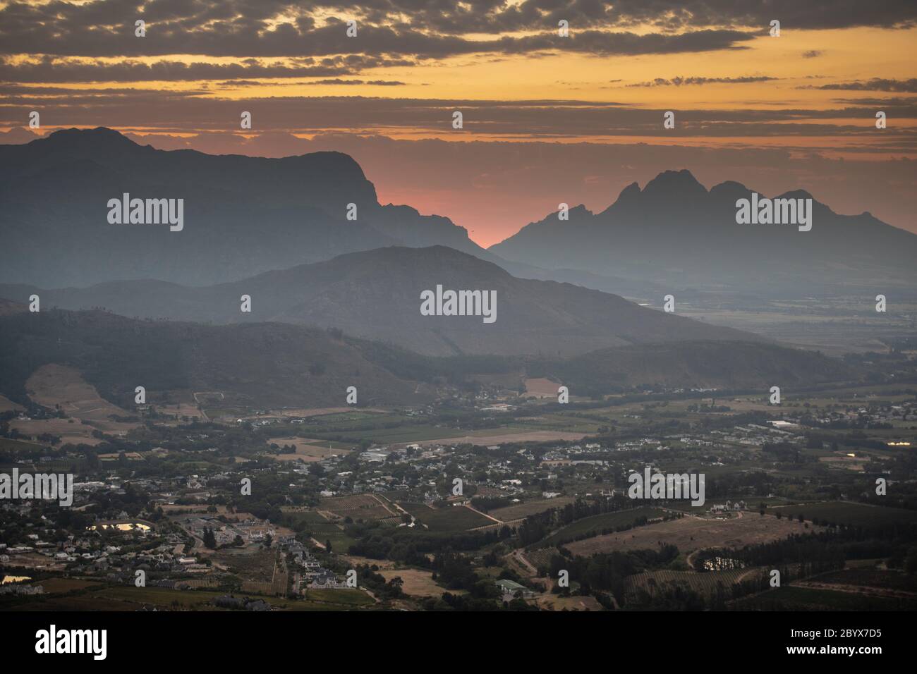 Ein weiter offener Blick auf die Weinberge von Franschhoek's Wine Valley, Franschhoek, Western Cape, Südafrika Stockfoto