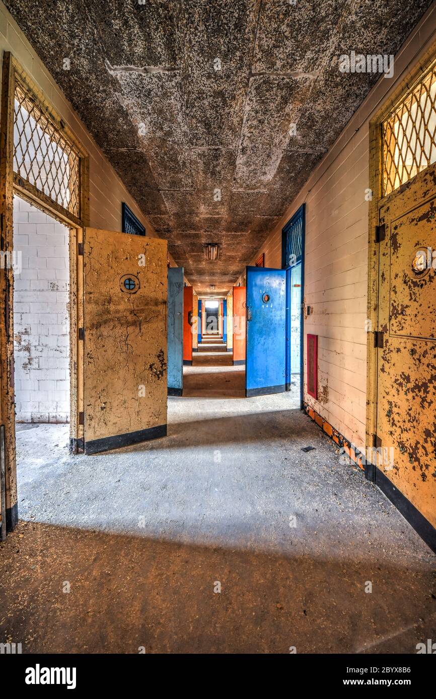 Flur mit bunten Türen in der Isolationsabteilung eines verlassenen Krankenhauses Stockfoto