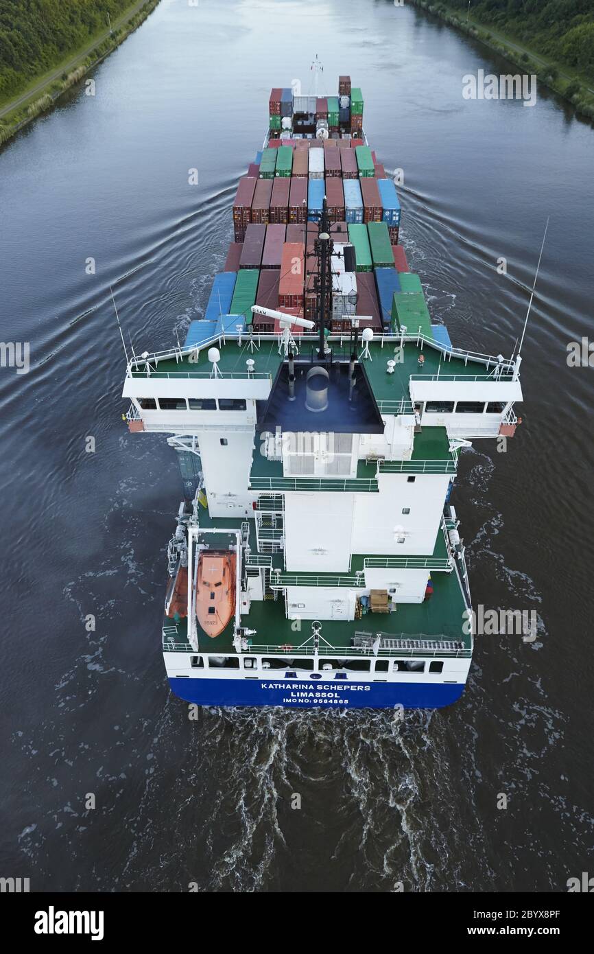Beldorf - Containerschiff auf dem Kiel-Kanal Stockfoto