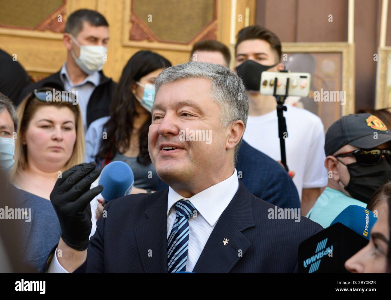 Der ehemalige ukrainische Präsident und Führer der politischen Partei Europäische Solidarität Petro Poroschenko spricht mit den Medien, als er im staatlichen Untersuchungsbüro ankommt, das wegen der Coronavirus-Pandemie in Kiew befragt wird. Stockfoto