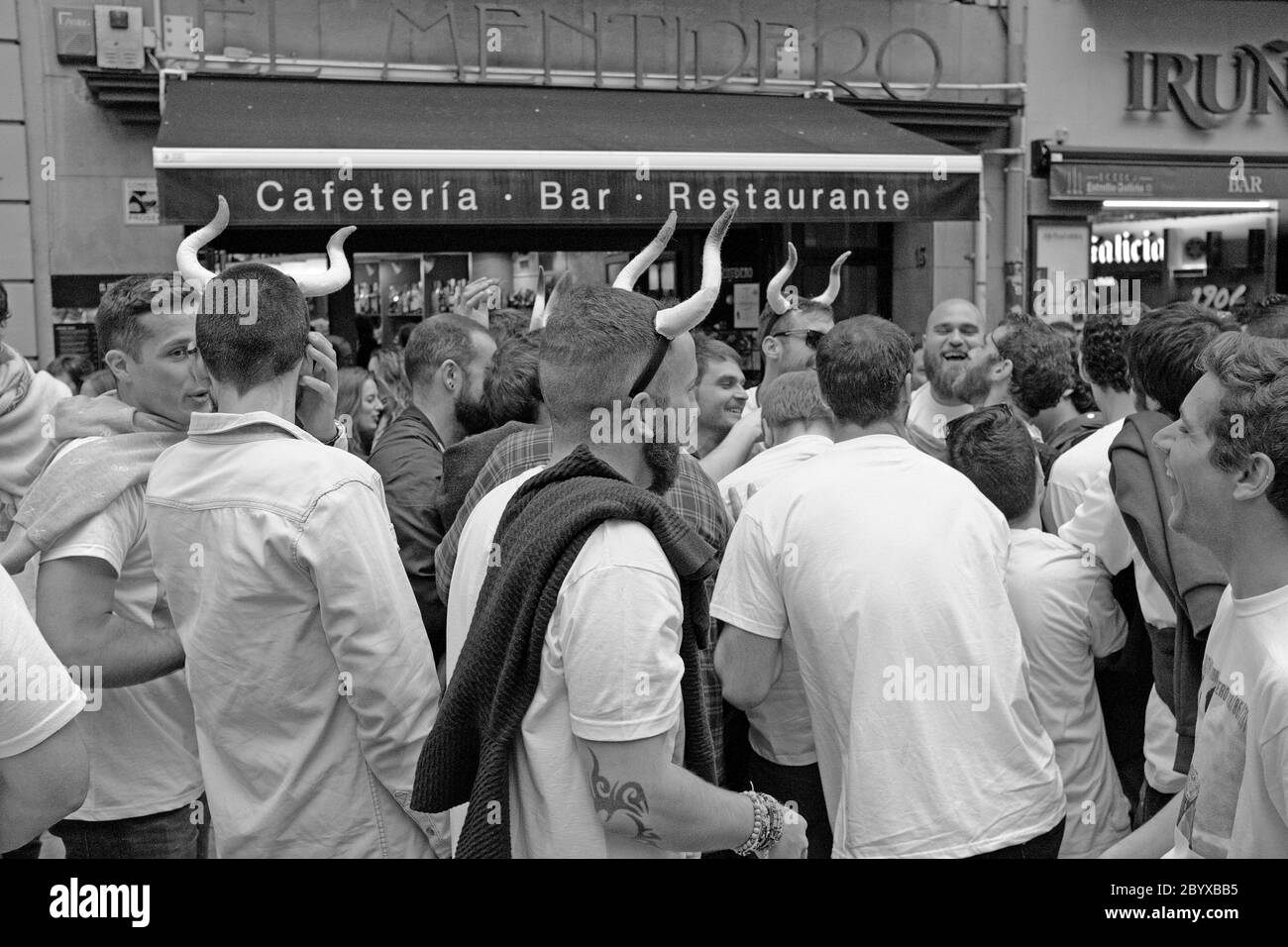 Im Juni 2016 feiern die Nachtschwärmer auf der Straße vor El Mentidero in der Altstadt von Pamplona, Spanien. Stockfoto