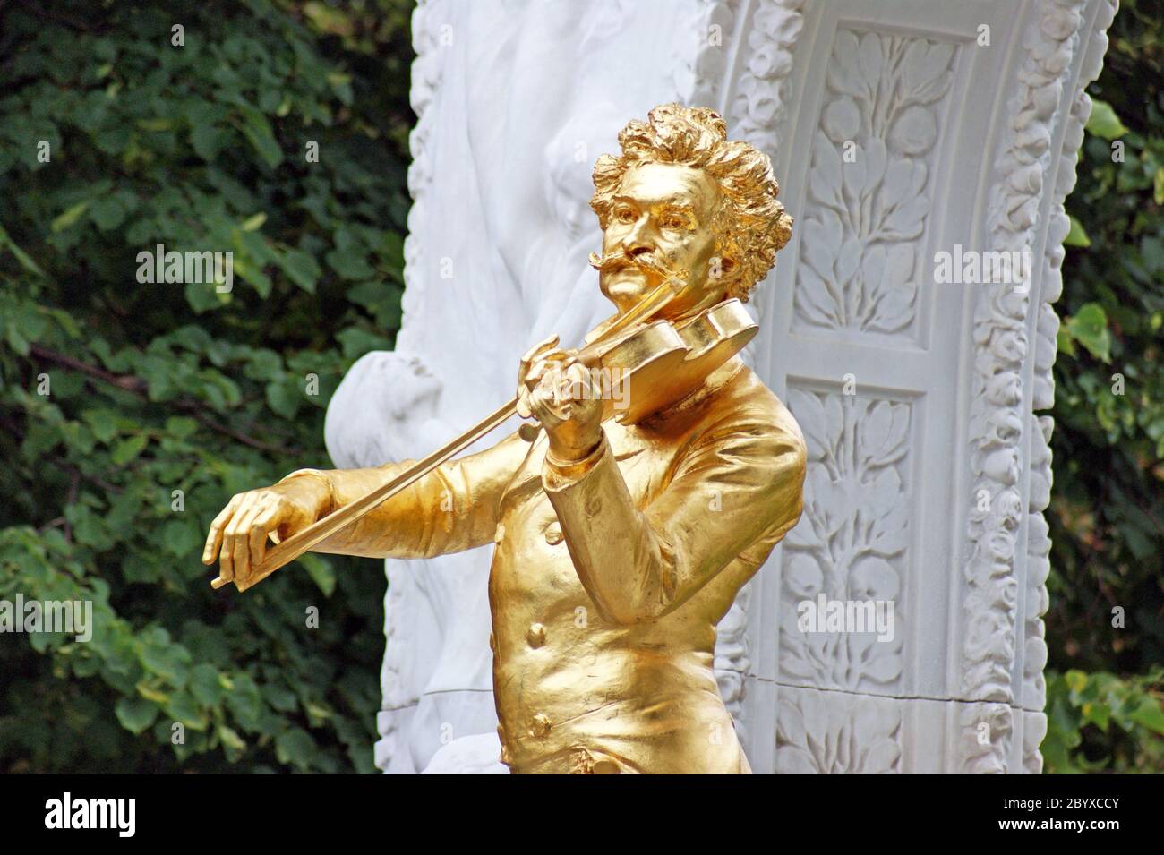 Vergoldete Bronzestatue von Johann Strauss auf einer Geige im Stadtpark in Wien, Österreich. Stockfoto