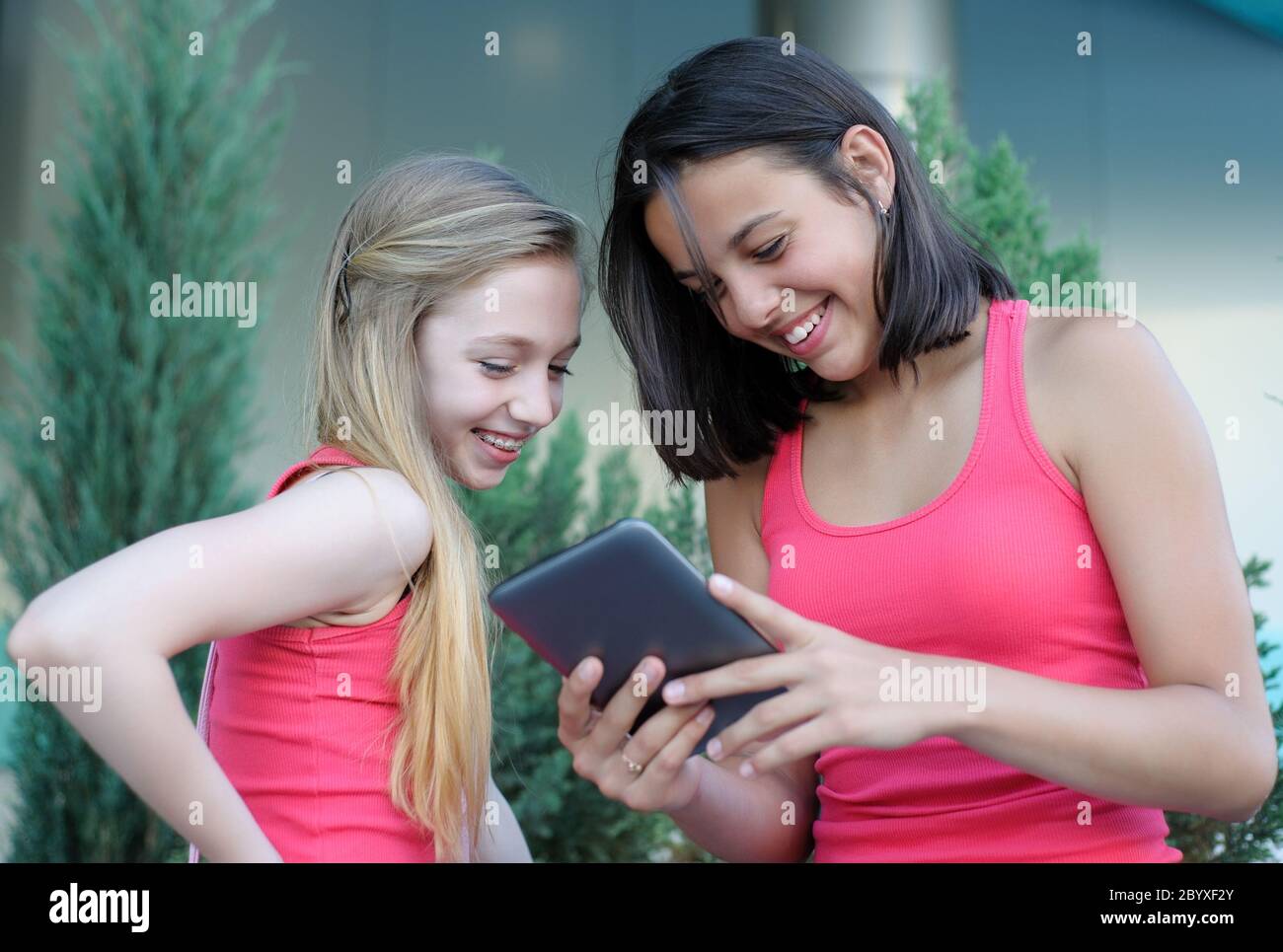 Zwei Teenager Mädchen mit Tablet-PC Stockfoto