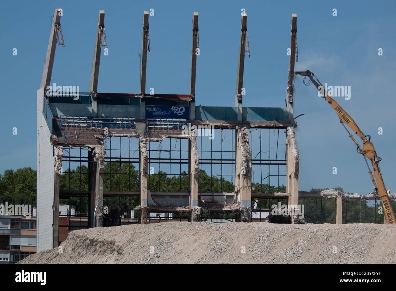 Madrid, Spanien. Juni 2020. Ein allgemeiner Blick auf die letzte Egge von Vicente Calderon.der Abbruch der letzten Egge von Vicente Calderon Stadion weiter, in der Vergangenheit haben 55,000 Sitze. (Foto: Jorge Gonzalez/Pacific Press) Quelle: Pacific Press Agency/Alamy Live News Stockfoto