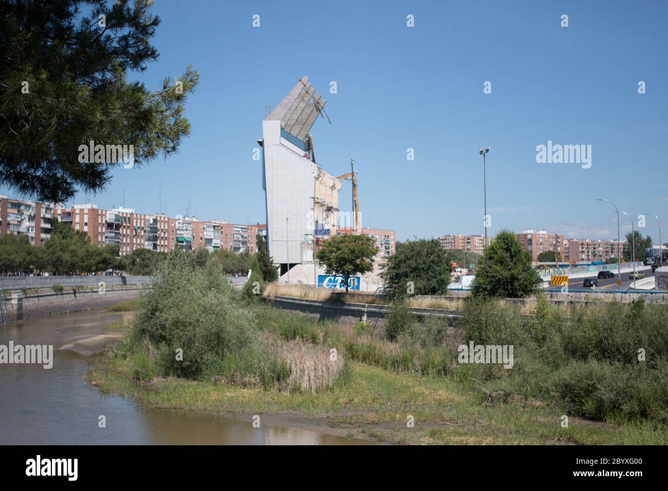 Madrid, Spanien. Juni 2020. Ein allgemeiner Blick auf die letzte Egge von Vicente Calderon.der Abbruch der letzten Egge von Vicente Calderon Stadion weiter, in der Vergangenheit haben 55,000 Sitze. (Foto: Jorge Gonzalez/Pacific Press) Quelle: Pacific Press Agency/Alamy Live News Stockfoto