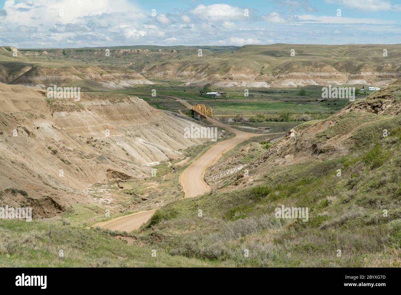 Highway 848 nähert Dorothy aus dem Südwesten und Brücke über Red Deer River. Südöstlich von Drumheller, Alberta, Kanada im Frühling. Stockfoto