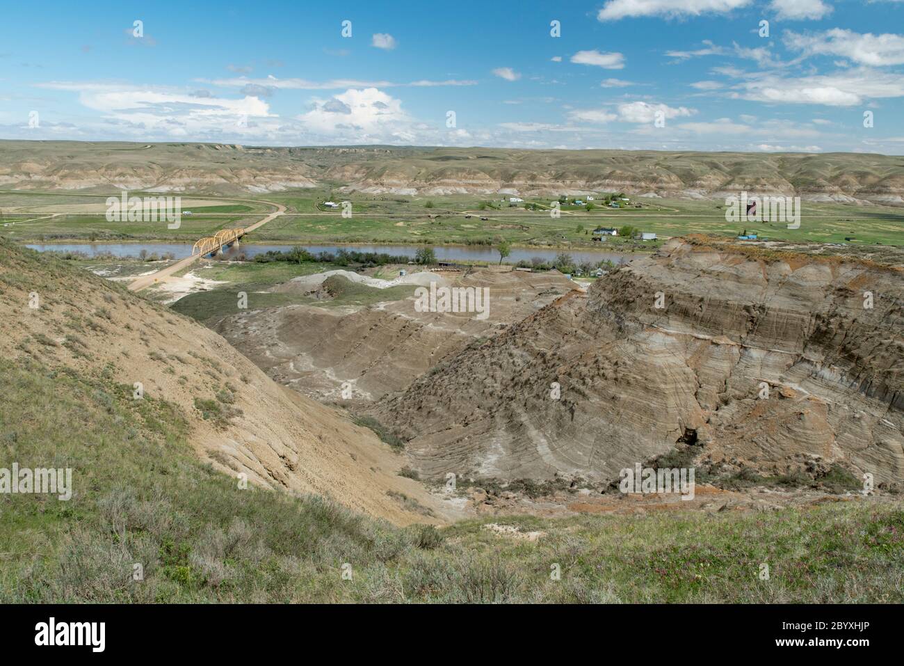 Blick auf Dorothy, Alberta, Kanada aus dem Südwesten im Frühling. Weiler im Vordergrund, Geisterstadt über Autobahn, Highway 848 Brücke auf der linken Seite. Stockfoto