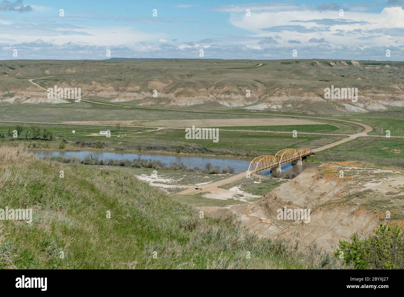 Highway 848 über den Red Deer River und Highway. 570 westlich von Dorothy. Südöstlich von Drumheller, Alberta, Kanada im Frühling. Blick aus dem Südwesten. Stockfoto