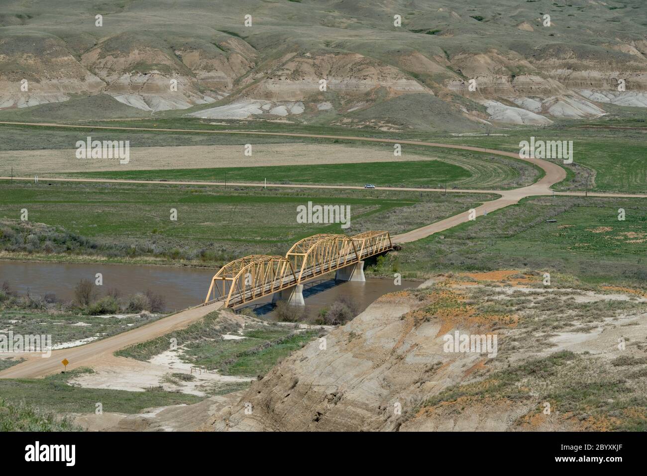 Highway 848 über den Red Deer River und Highway. 570 westlich von Dorothy. Südöstlich von Drumheller, Alberta, Kanada im Frühling. Blick aus dem Südwesten. Stockfoto