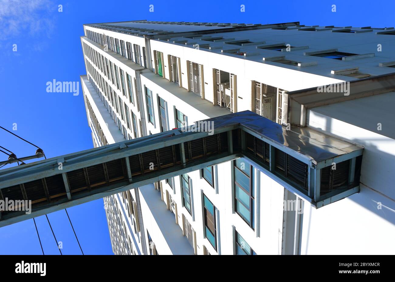 Selektiver Fokus der elektrischen Kabeltrasse, die mit dem Wolkenkratzer verbunden ist, für die elektrische Stromübertragung Stockfoto