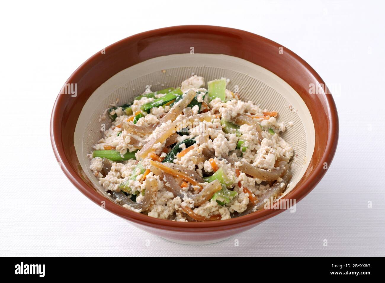 Japanische traditionelle Küche, gewürzt mit Tufu und Gemüse, Aemono. Stockfoto