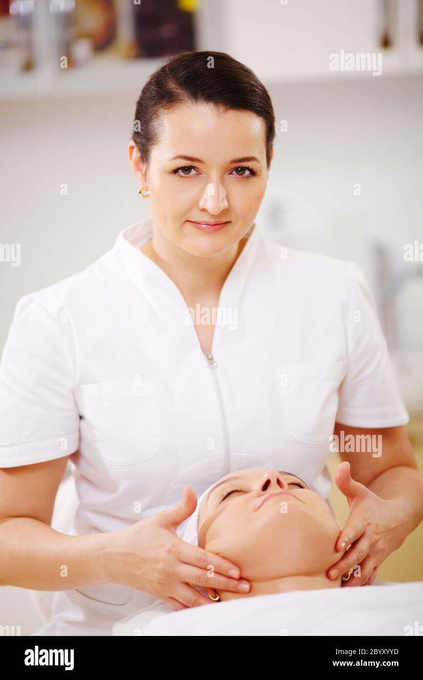 Gesichtsbehandlung mit Masseur während der Seance im Beauty Spa Stockfoto