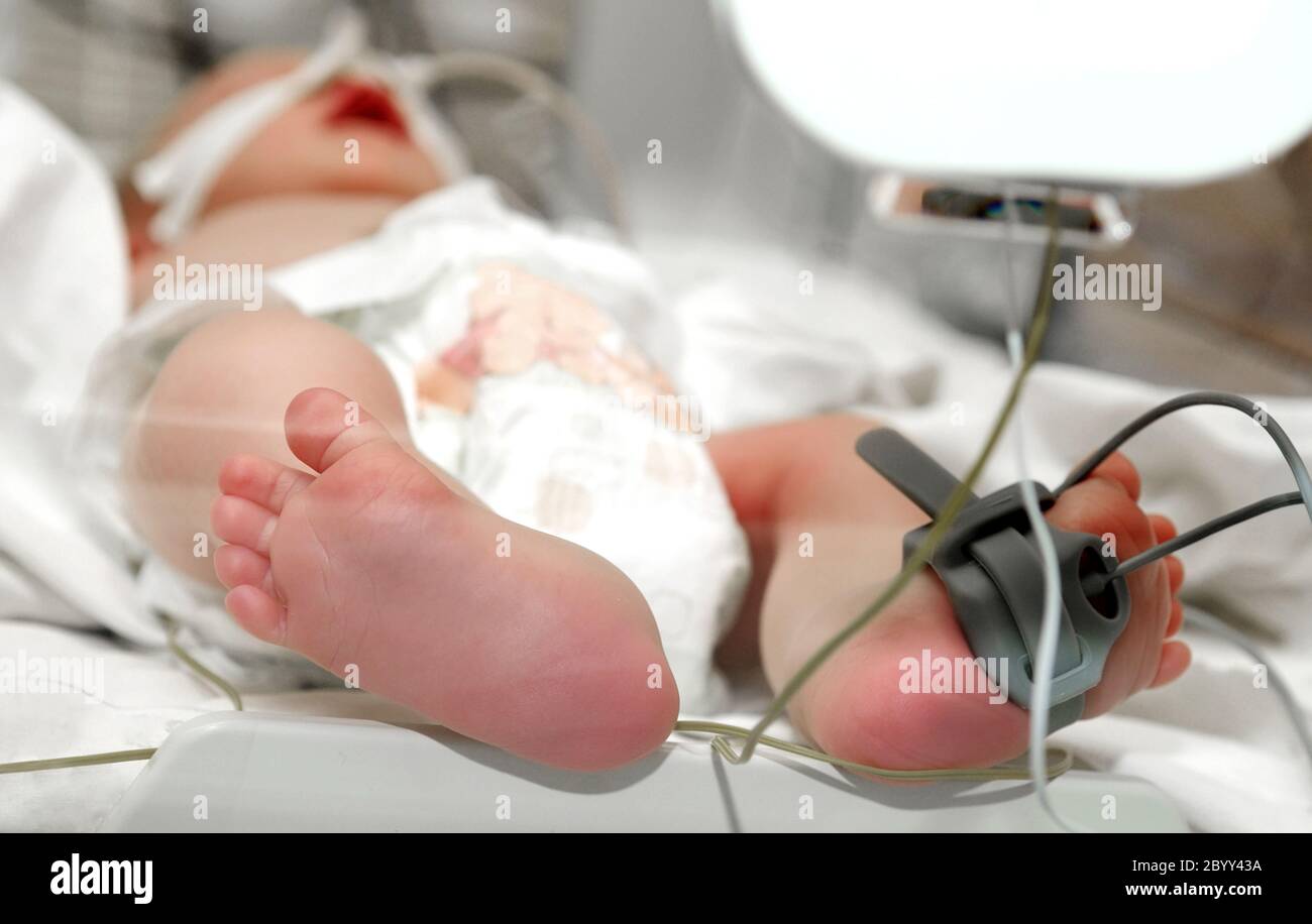 Neugeborener Babyfuß im Inkubator Stockfoto