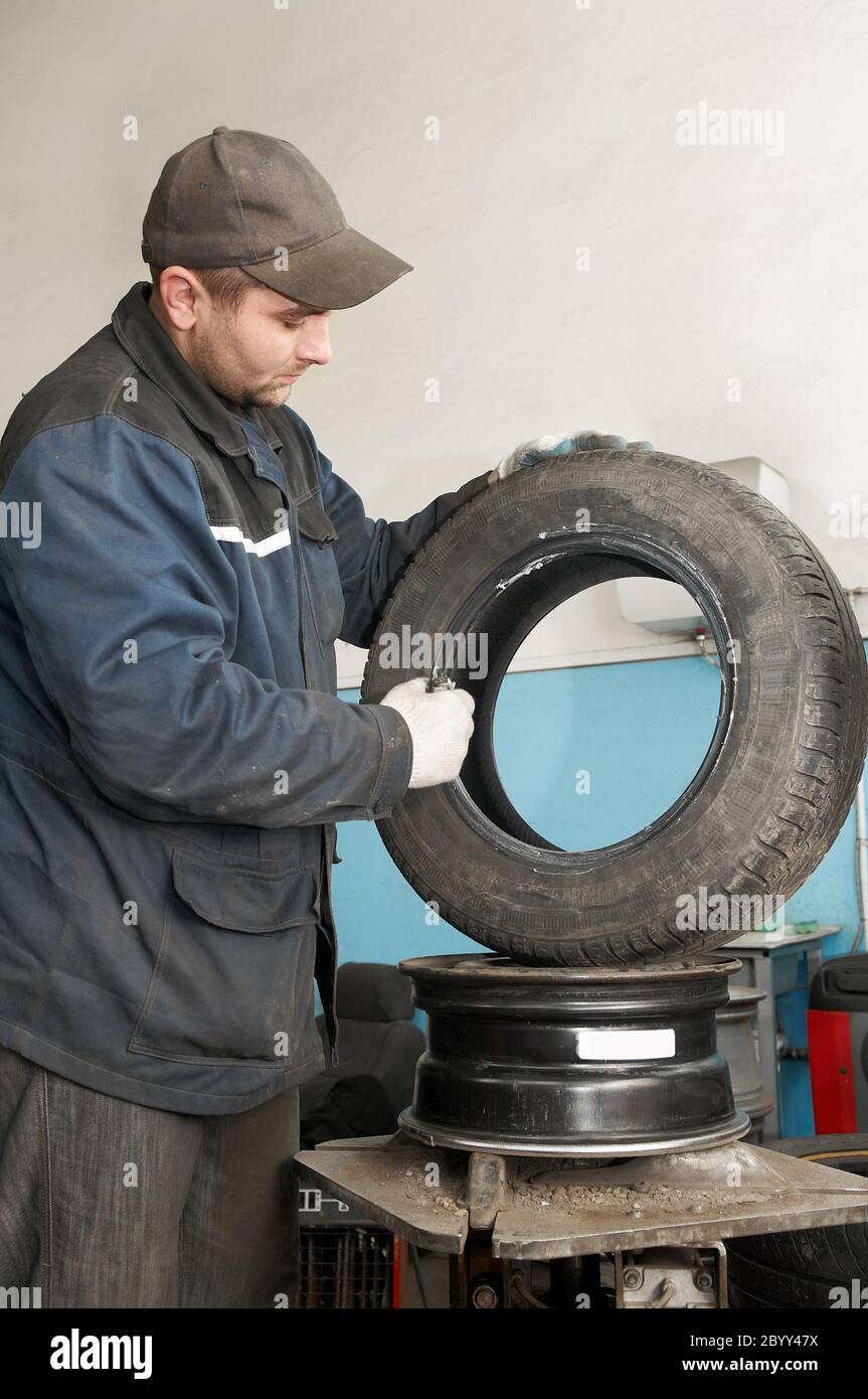 Reparaturwerkstätten schmieren Autoreifen Stockfoto