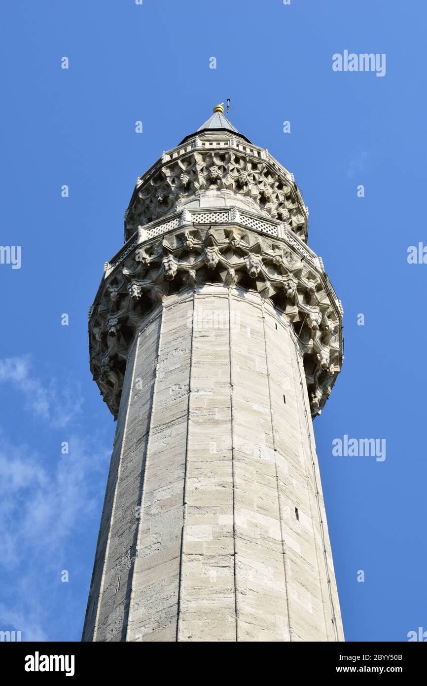 Minarett der Suleymaniye Moschee (erbaut im 16. Jahrhundert) in Istanbul, Türkei. Ein wichtiges Beispiel osmanischer Architektur. Stockfoto