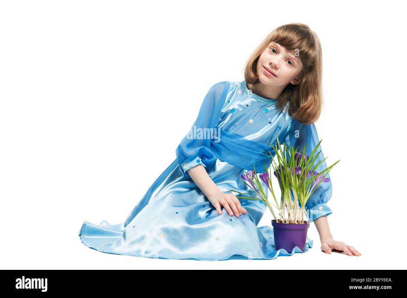 Kleines Mädchen mit Krokus Frühlingsblume Stockfoto