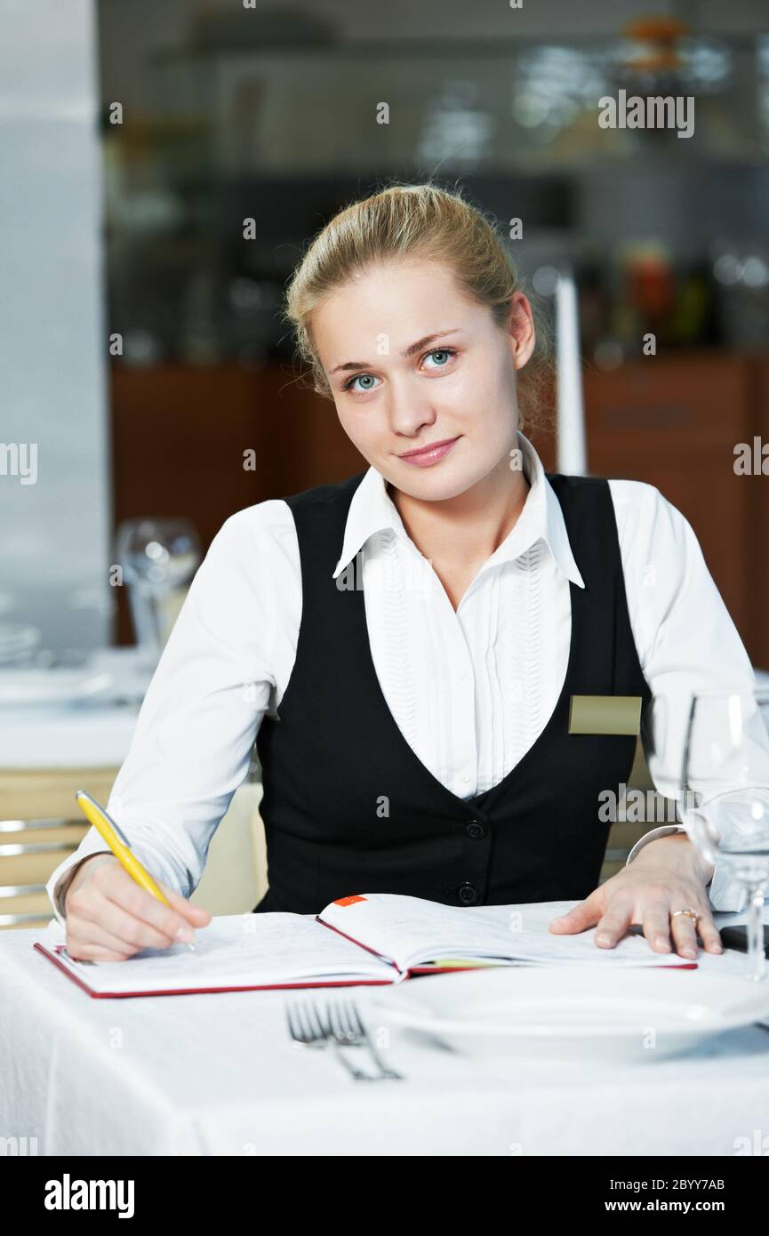 Restaurantleiterin am Arbeitsplatz Stockfoto
