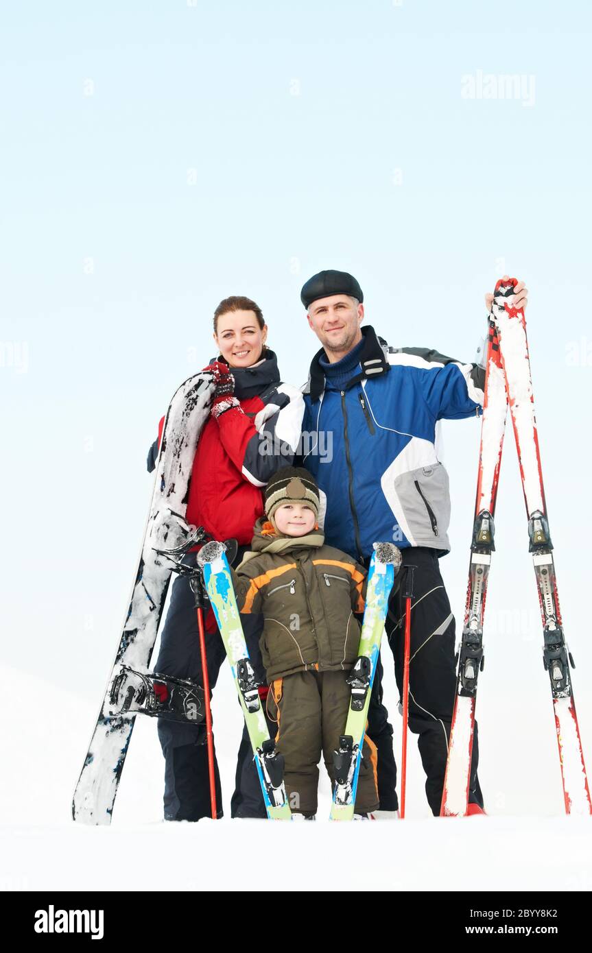 Fröhliche sportliche Familie im Winter Stockfoto