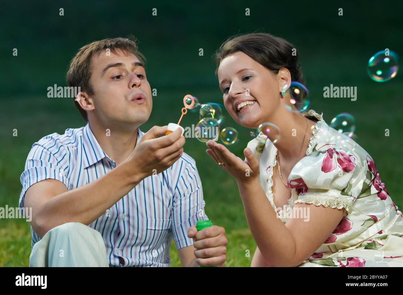 Glückliches Paar Seifenblasen Stockfoto