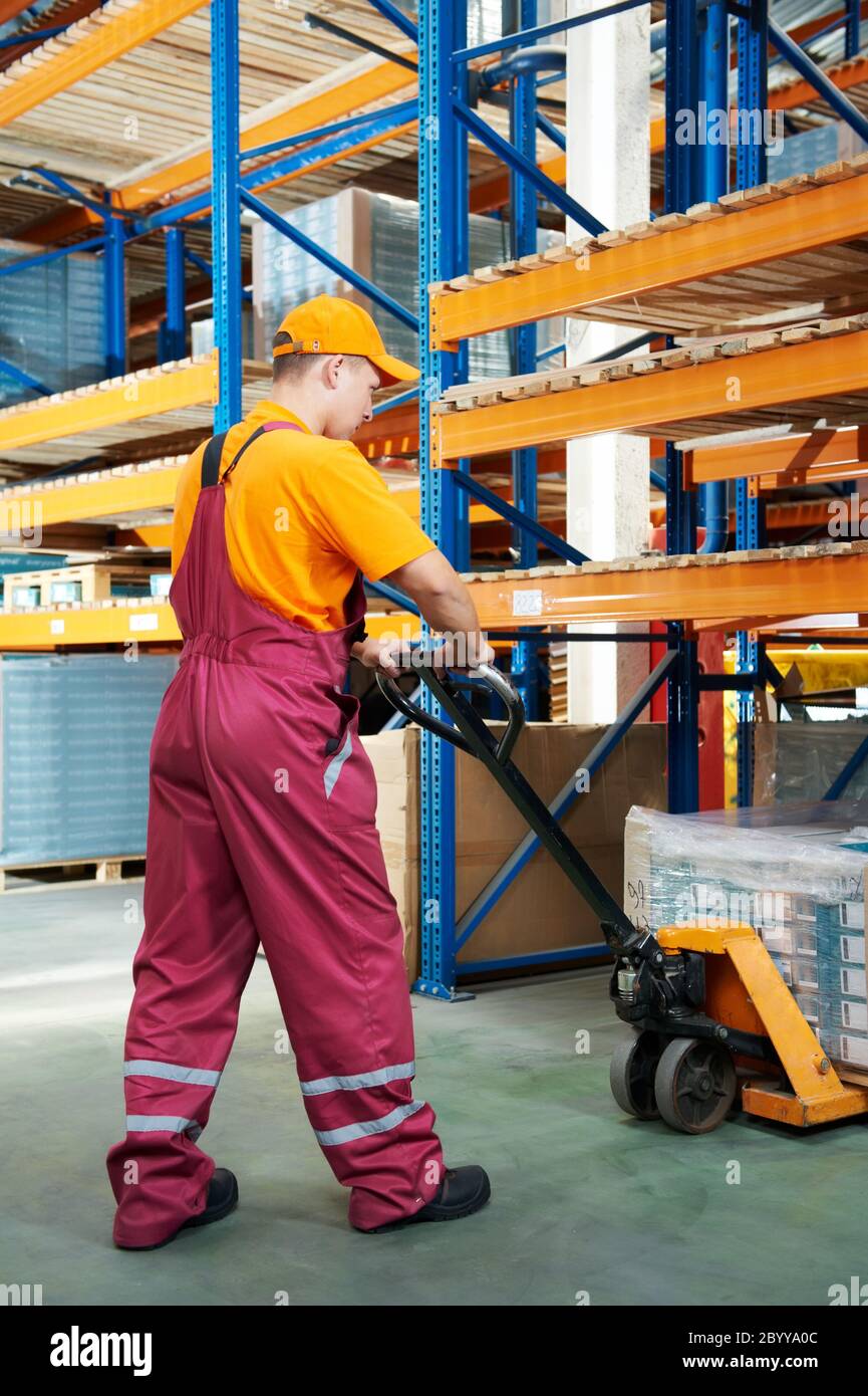 Arbeiter mit Gabel-Hubwagen Stockfoto