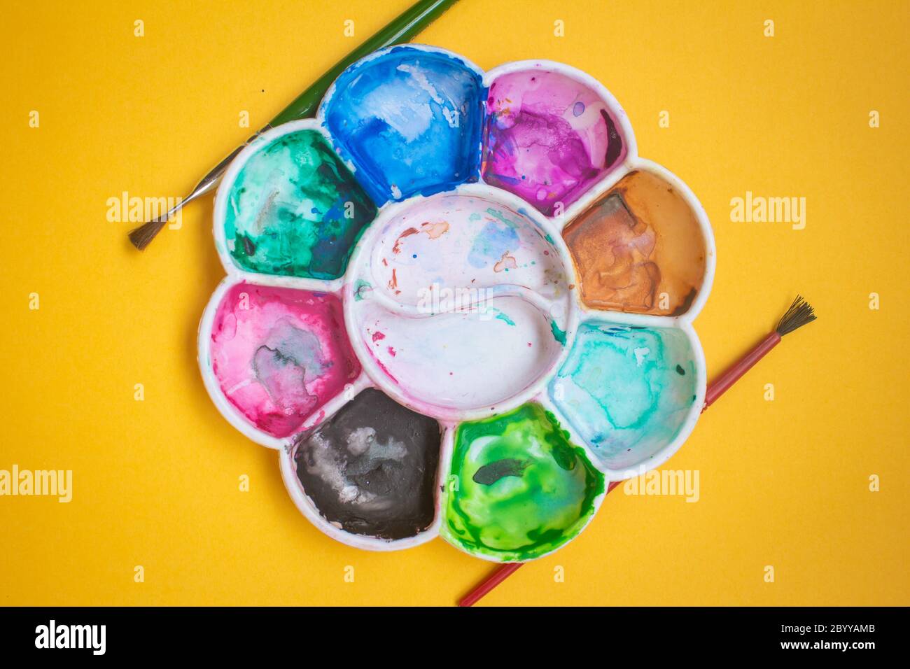 Ansicht der Farbpalette mit verschiedenen Farben und Pinsel. Selektiver Fokus. Stockfoto