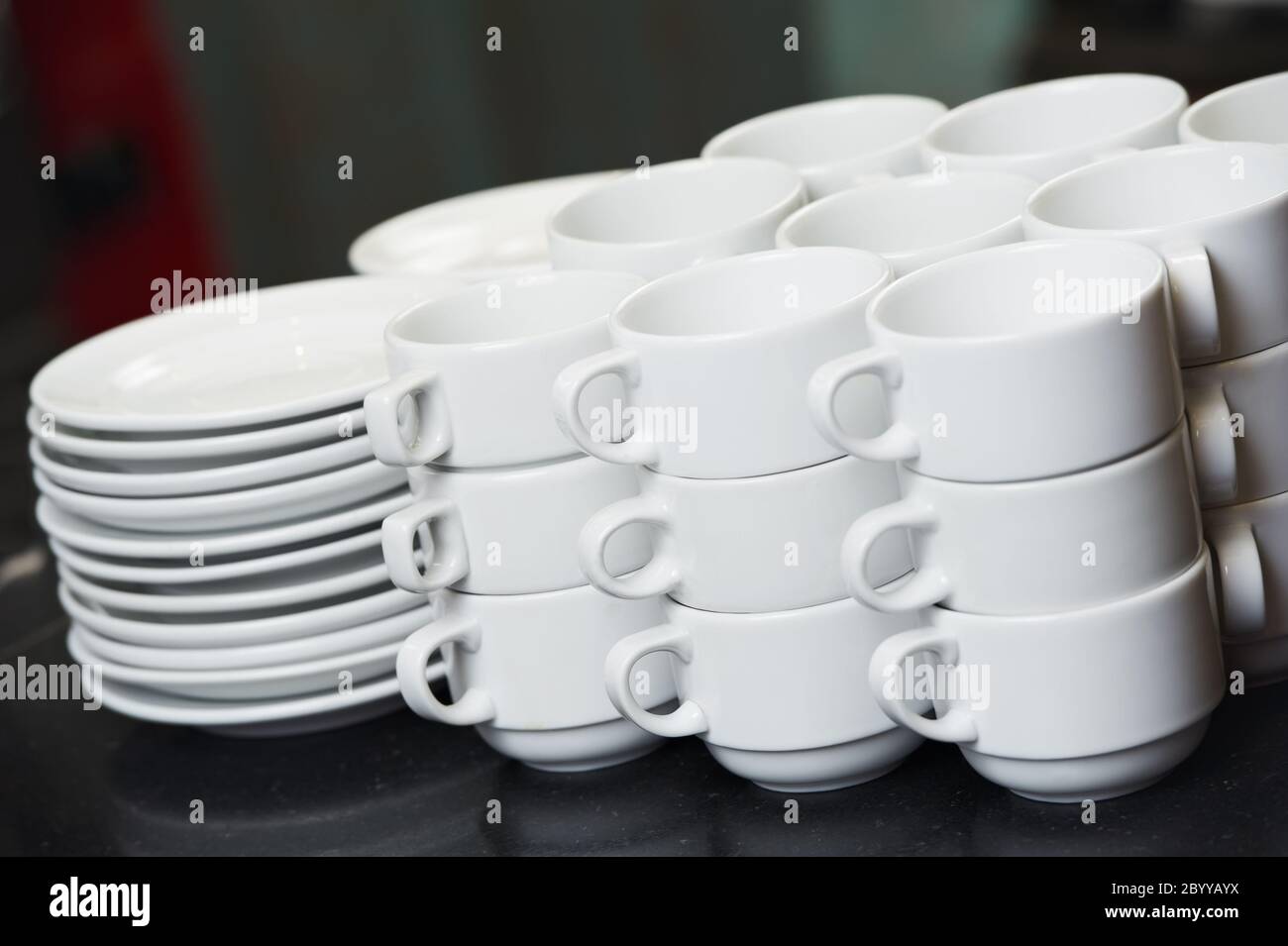 Weiße Teller und Tassen reinigen Stockfoto