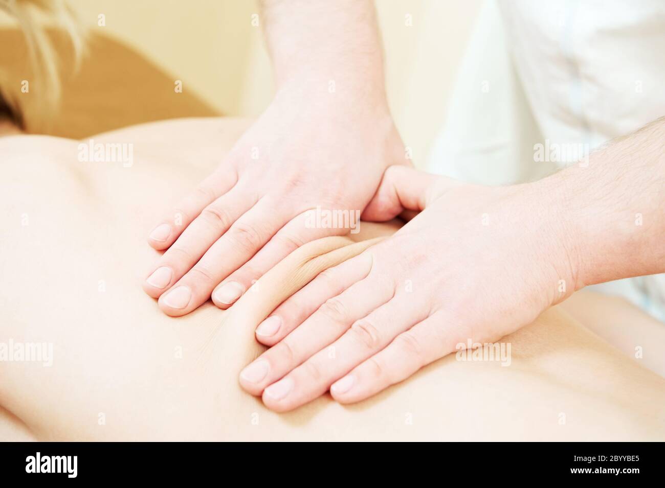 Manuelle medizinische Massagetechnik Stockfoto