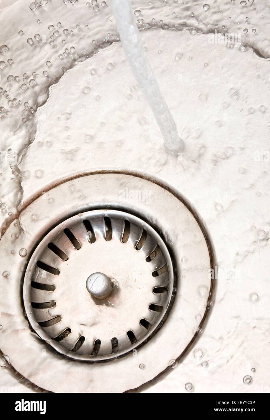 Küchenspüle mit fließendem Wasser Stockfoto