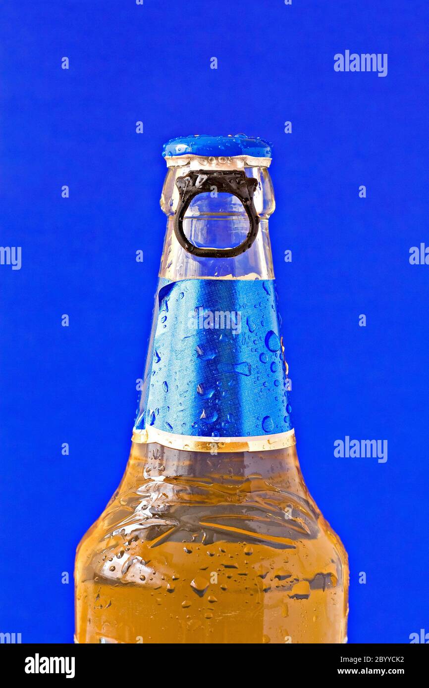 Flasche Bier auf blauem Hintergrund Stockfoto