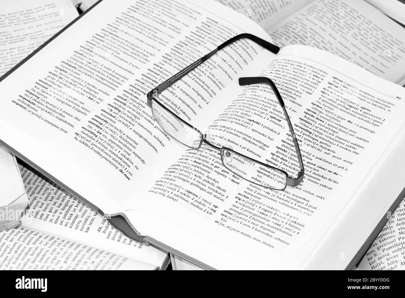 Wörterbuch und Brille Stockfoto
