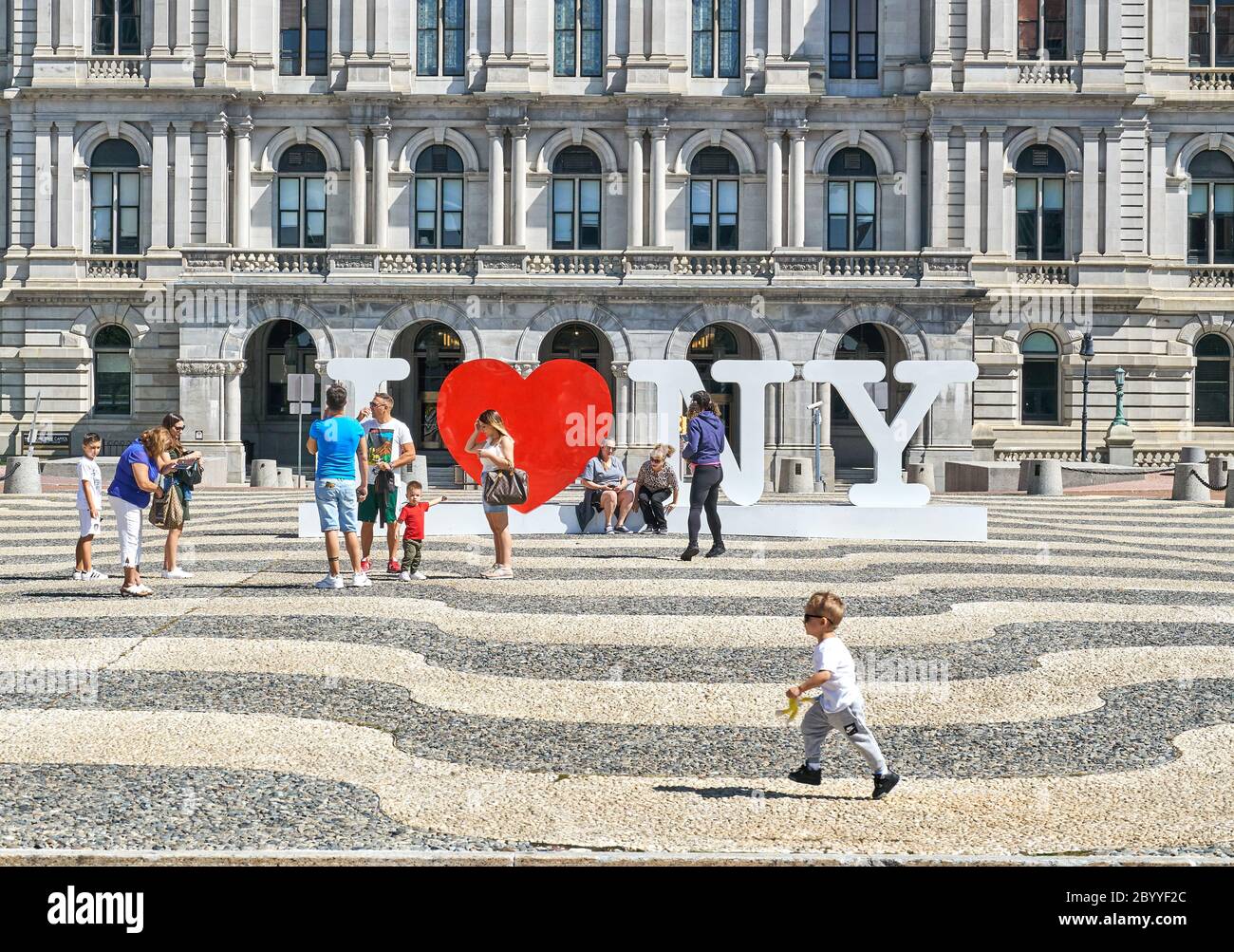 Albany, NY, USA - 7. September 2019: Ich liebe NY-Symbole vor dem New Yorker Staatskapitol. Das New York State Capitol, Sitz der New York St. Stockfoto