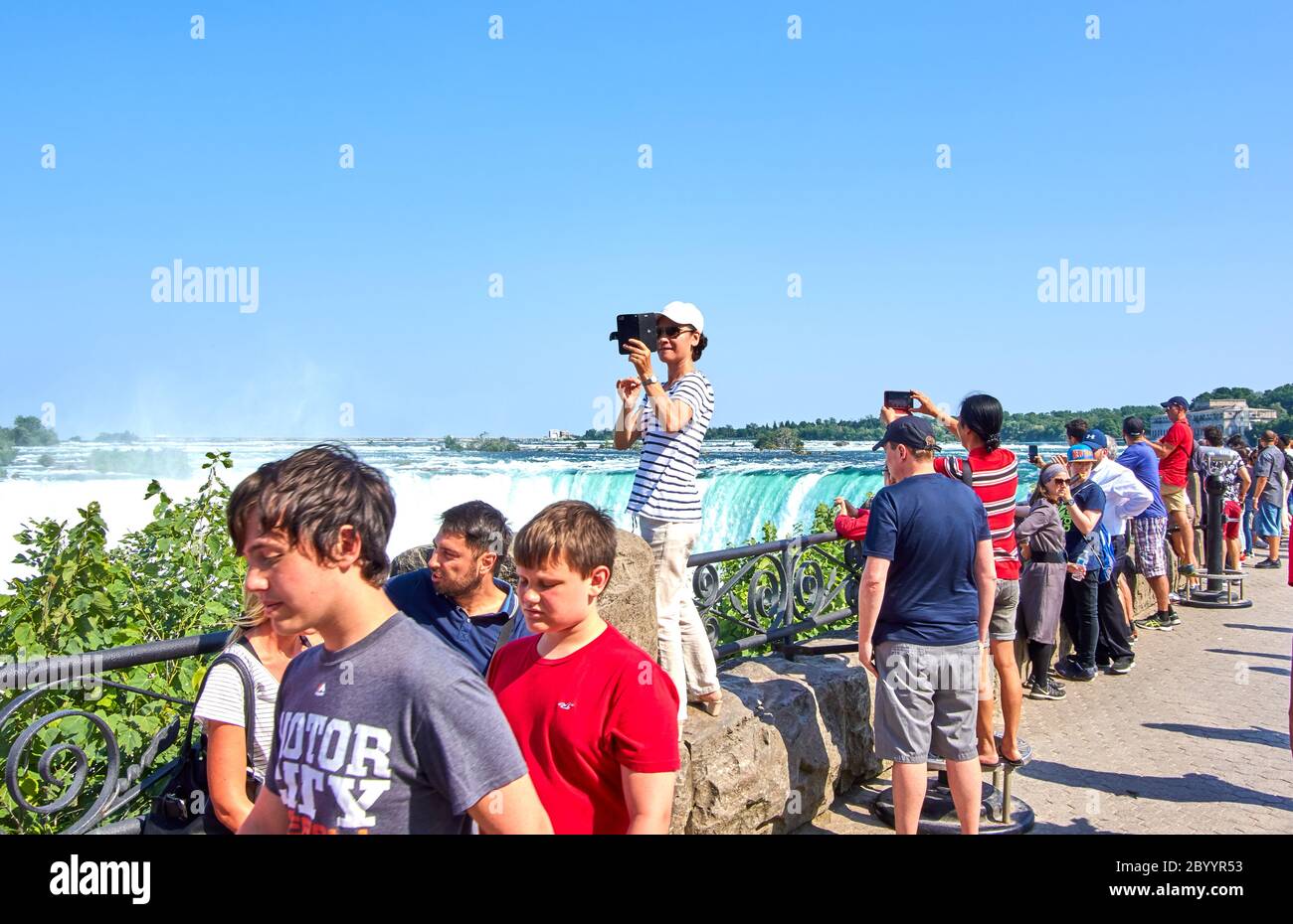 NIAGARA FALLS, Kanada - 25. JULI 2019: Leute, die selfie über Niagara Falls an einem schönen, sonnigen Tag. Kanadische anzeigen. Niagara Falls sind drei Stockfoto